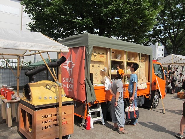 旬の野菜を販売するTRUCK STORE