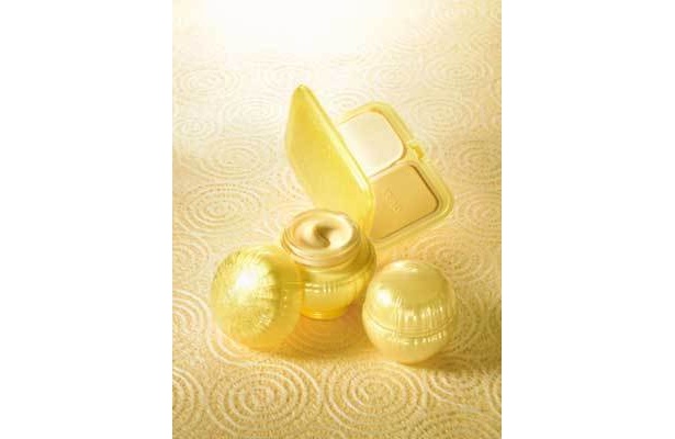 バイタラクティブスキンポット(医薬部外品)薬用美白クリーム 15750円、デイパクト〈ファンデーション〉SPF20/PA++(全6色) 4410円(ケース別売1365円)、デイクリーム〈日中クリーム〉SPF20/PA++ 5775円