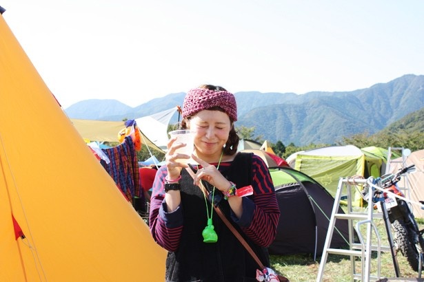 「秋の新作ターバンです！」とまなさん。初参加で、クラムボンがお目当てとか。