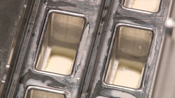 製造工程その3、シチュー氷を入れる
