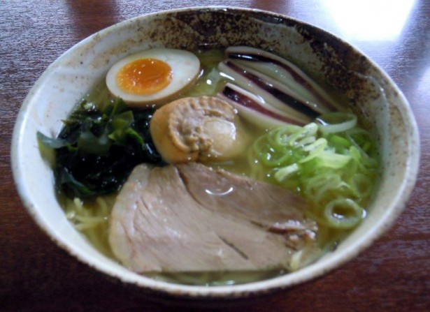 イカやホタテ入りの新しい函館の味「函館塩ラーメン “海”」