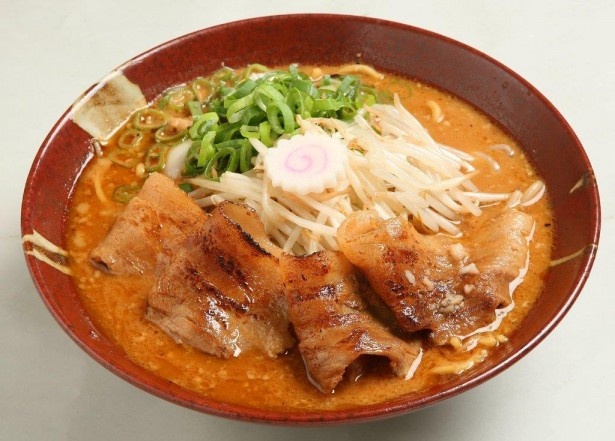 金沢麺達兼六会の「濃厚味噌 炎炙 肉盛そば 加賀百年蔵出しバージョン