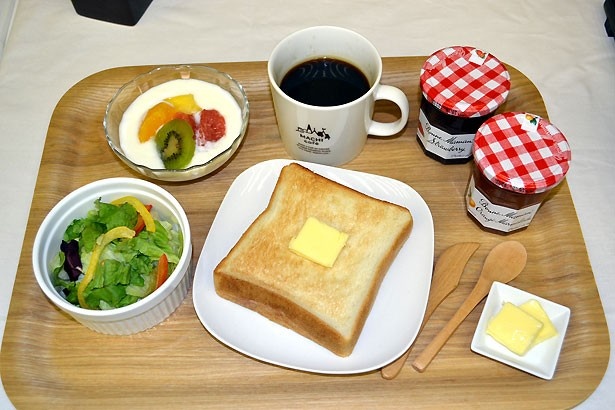 【写真を見る】もっちりとした食感が癖になる、ローソン史上最高品質のプレミアム食パン「ウチカフェブレッド」