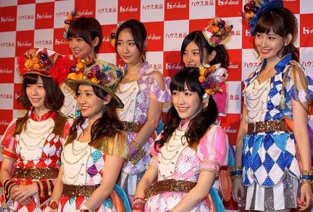 篠田麻里子さん、柏木由紀さん、武藤十夢さん、小嶋陽菜さん(上段左から)、島崎遥香さん、大島優子さん、渡辺麻友さん(下段左から)