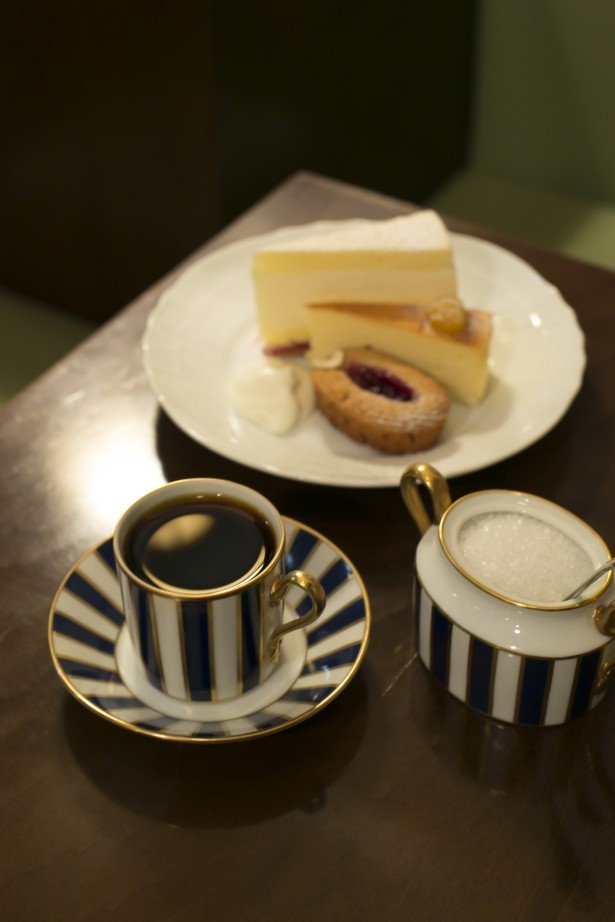 ファソンブレンド(550円)と共に自家製ケーキも味わって