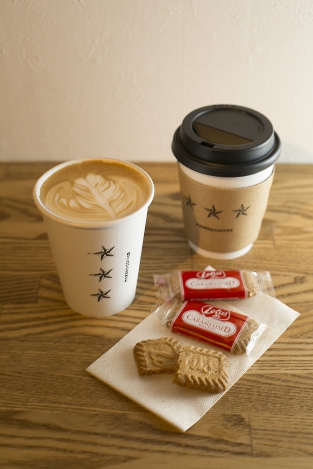 季節でブレンドを変えるカフェラテ(400円)、ドリップコーヒー(380円)