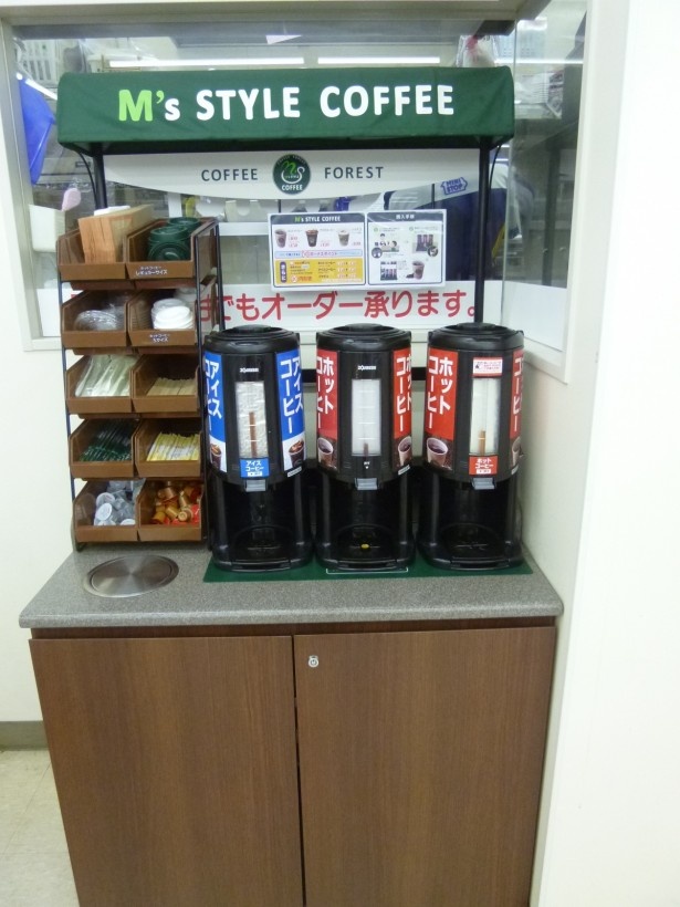 会計後、カップをもらったら自分で好きな量をドリップ