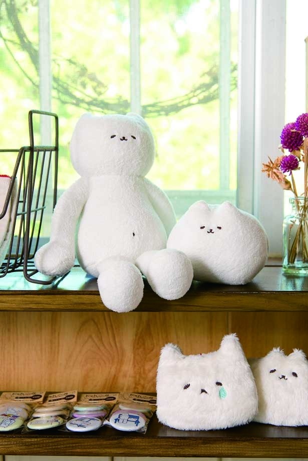 ぬいぐるみ（左上）にゃんこ￥2100・（右上）みーこ￥1575・（左下）缶バッジ各￥525（3個セット）・（右下）キーホルダー各￥630/すべて、にゃんことみーこ