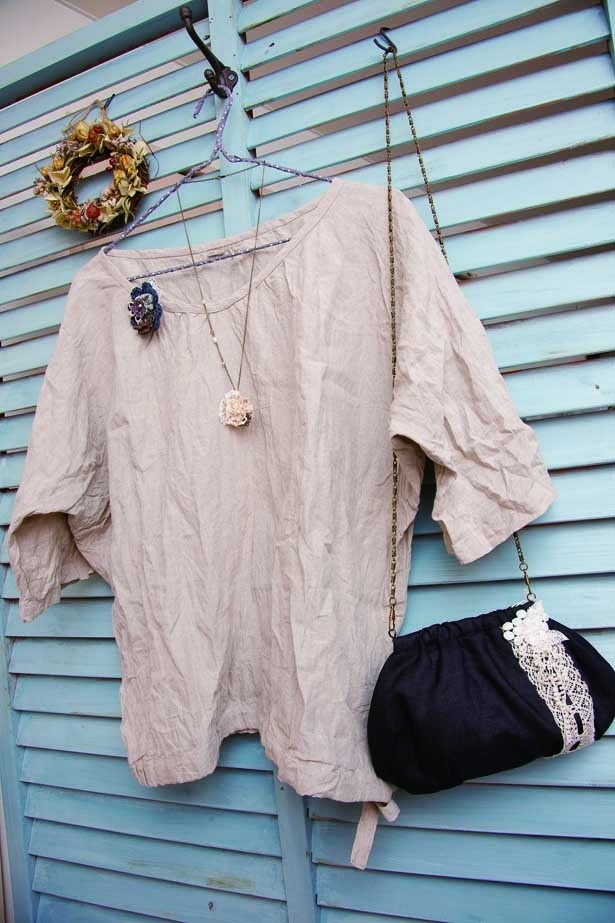 リース￥1200/hanahana、プルオーバーシャツ￥6500/fui fui、ネックレス￥3800・ブローチ￥3500/Ange epais、ショルダーバッグ￥1800/moket