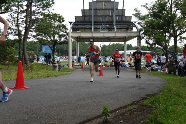 思い思いの場所に陣地取りしてチームメイトを応援