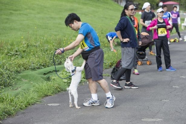 ペットと一緒に準備体操。犬も走りたがっている？