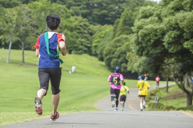 芝生の中をランニング。1周1.5kmのコースをぐるぐる