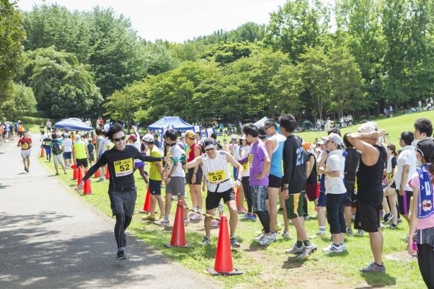 ランナー交代の際は人が交錯しやすいので立ち止まらずに