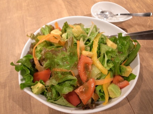 プルプル食感を後のせ！ヒアルロン酸と彩り野菜のサラダ(880円)