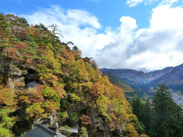 山形県の立石寺(山寺)は、1000段以上の階段を登った先に紅葉の絶景が広がる
