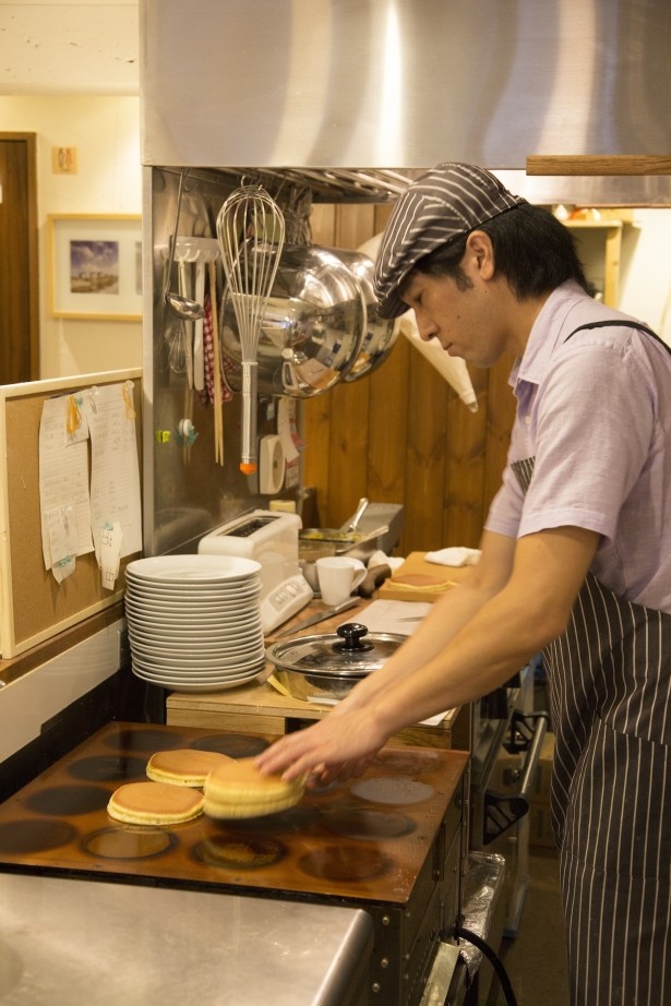 熟練職人の手によって守られる老舗の味だ