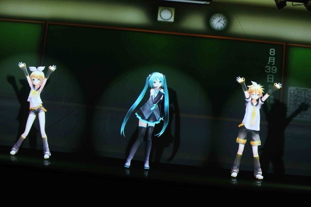 【写真を見る】初音ミクの他、鏡音リン・レンらも登場したライブは大盛況！