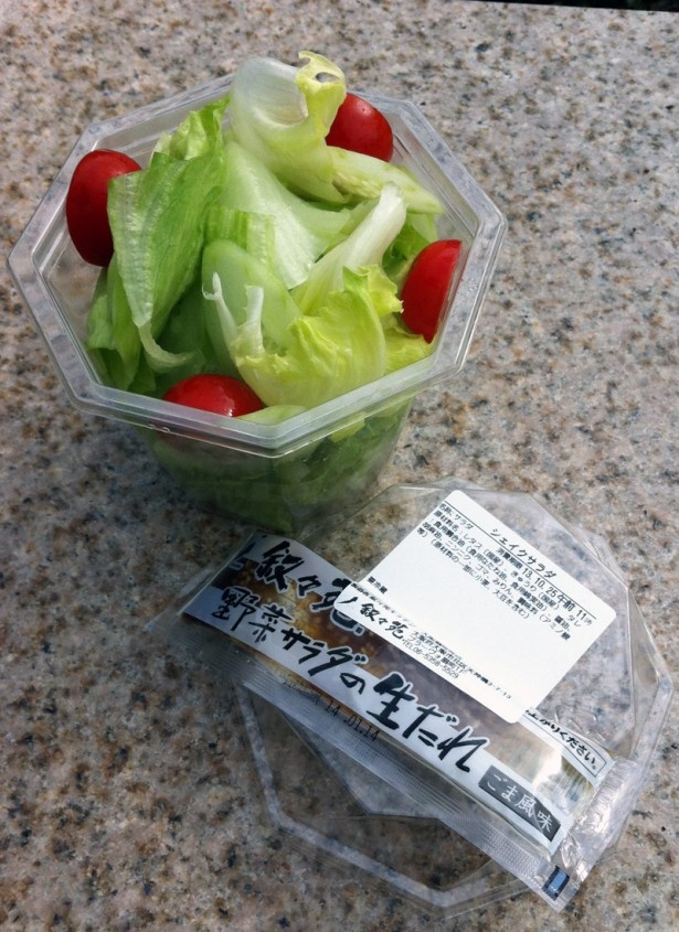 「叙々苑シェイクサラダ」(500円)などサイドメニューもスタンバイ！