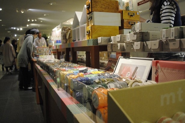 鮮やかな商品が会場を彩る