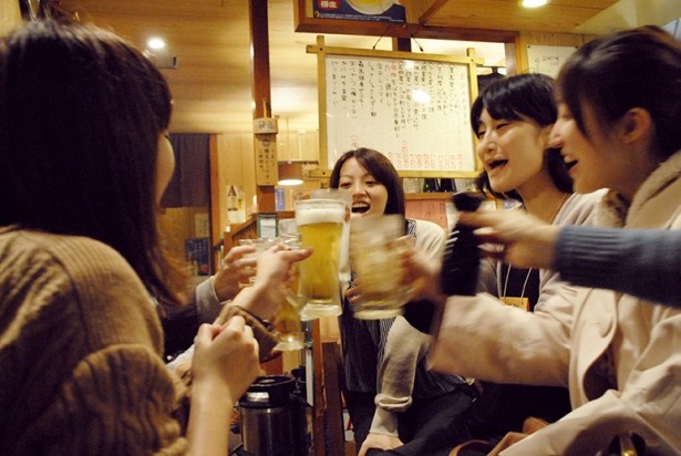 ビールジョッキやお銚子で乾杯する女性たち