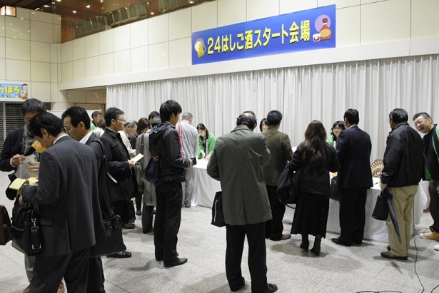 イベント開始18時、受付会場は既に人で溢れていた