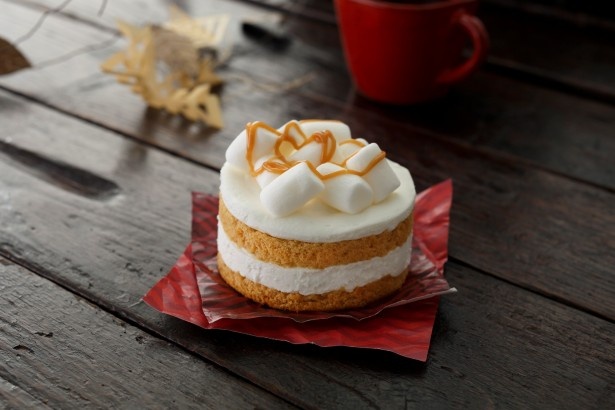 【写真を見る】同時発売の可愛らしいミニクリスマスケーキ
