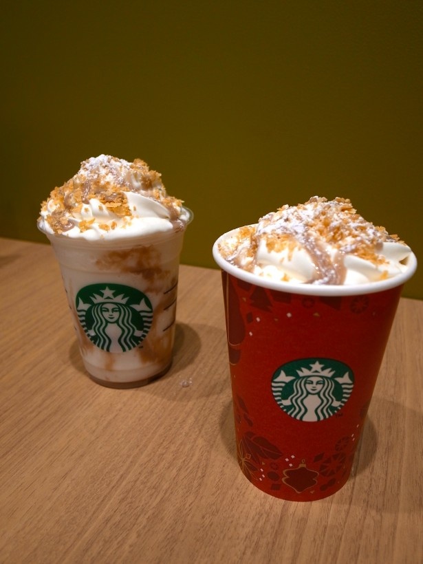 ホットドリンクは毎年デザインの変わるレッドカップで提供