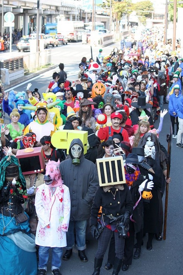 【写真を見る】パレードの隊列は約1.5kmにもなる