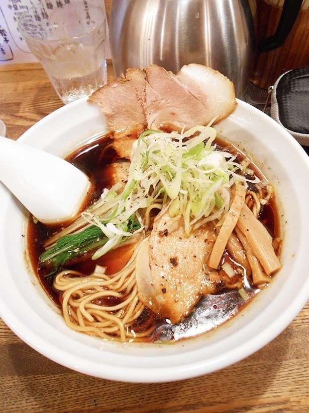 トッピングの水菜が名前の由来。黒い制服も真っ黒な醤油スープから