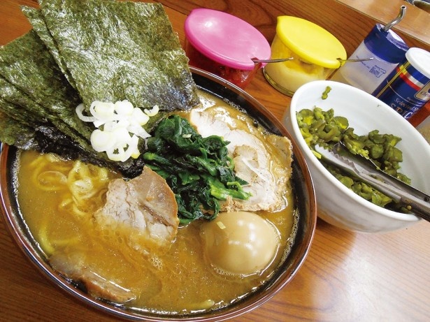 横浜家系特有のスープが焼けた肌色、ホウレンソウがジャージの緑を表現