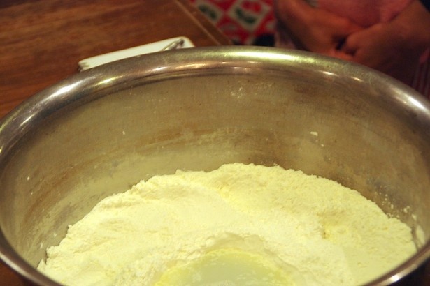 粉の中央にくぼみを作り、かん水の2分の1を注ぐ