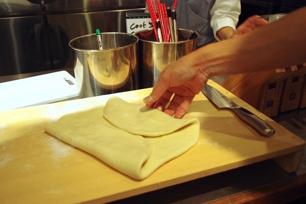 厚さ約1cmまで延ばしたら、端を中央に折り、さらに半分にたたむ