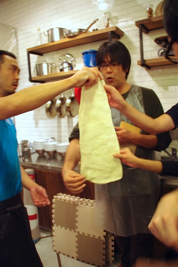 先生の作った見本で生地のさわり心地をチェック