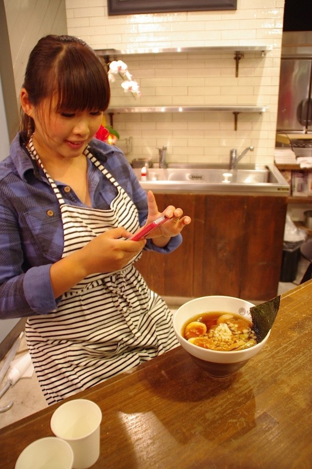 完成の喜びと共に手作りしたラーメンを記念撮影