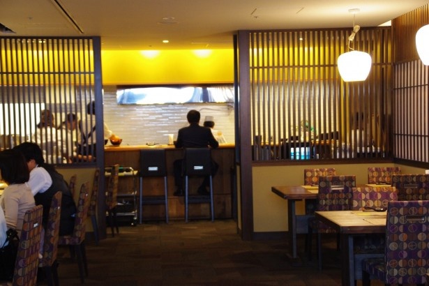 フルサービスのエリアは週替わりで有名ラーメン店のメニューが味わえる