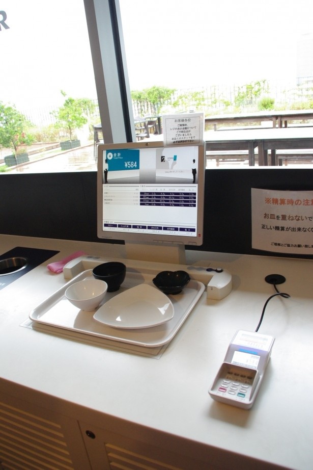 この自動精算システムにトレイを置くと、料金が算出されICカードから支払いできる