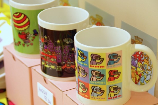 会場限定のマグカップ(2500円)は人気作品「DOG EAT DOG」がデザインされている