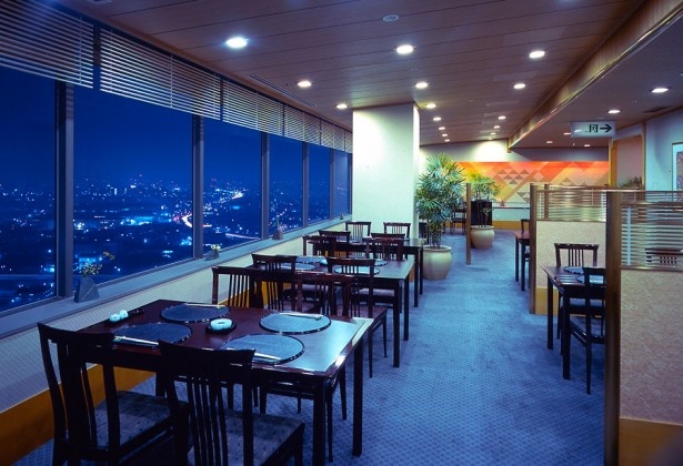 日本料理「なにわ」。大阪港の夜景を一望できる