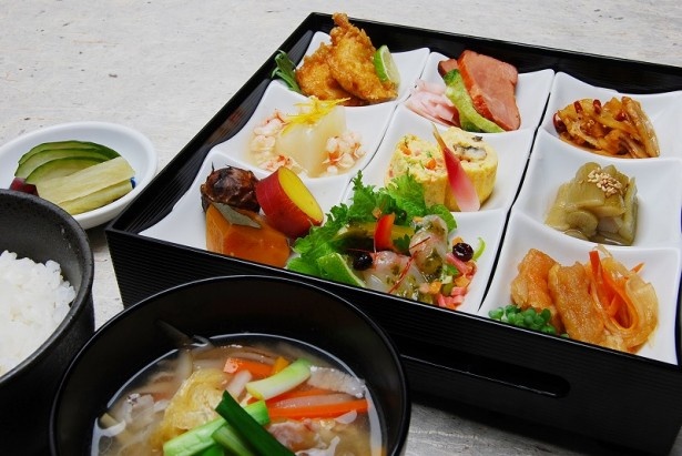 にぎわいランチプレート980円/ワンプレートに温菜や冷菜などが盛られ、日々変わる旬の食材が楽しめる