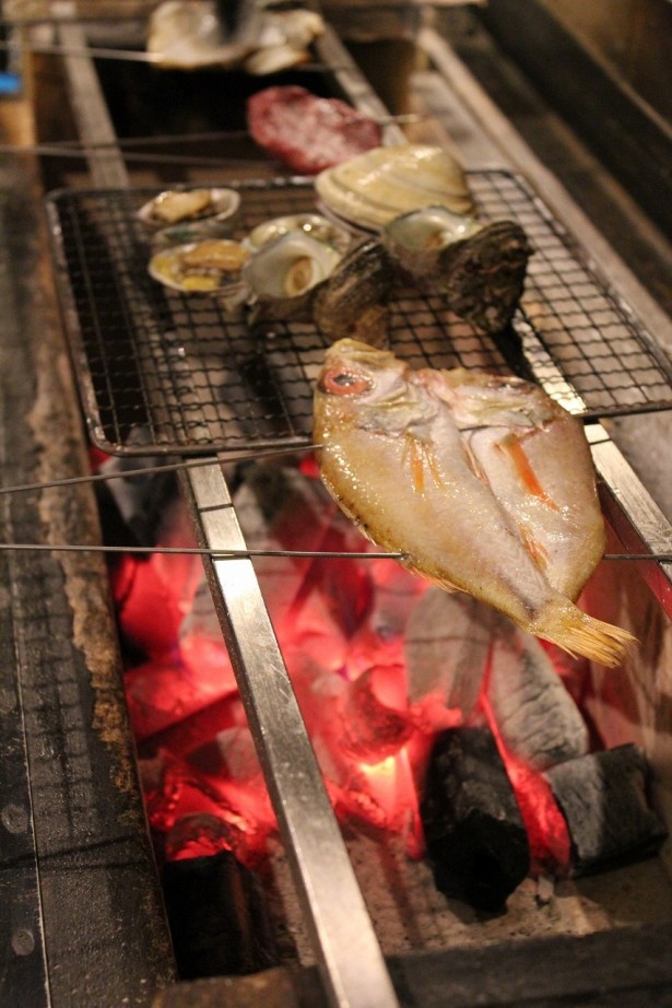 産地より直送された厳選魚介を炭火でひとつひとつ丁寧に焼き上げる炙り海鮮メニューも