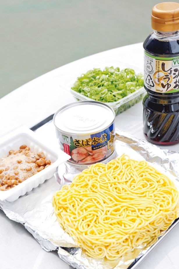 ひっぱりめーんの材料は乾麺、サバ缶、納豆など