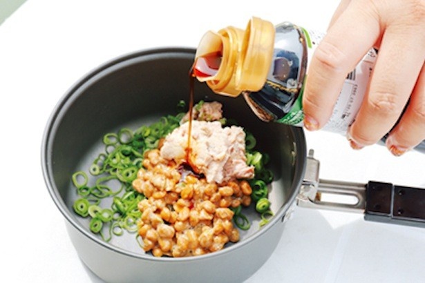 あとから麺が入るので少し濃いくらいの醤油で味付け
