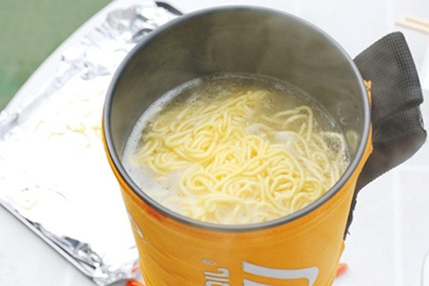バーナーでお湯を沸かし乾麺を茹でる