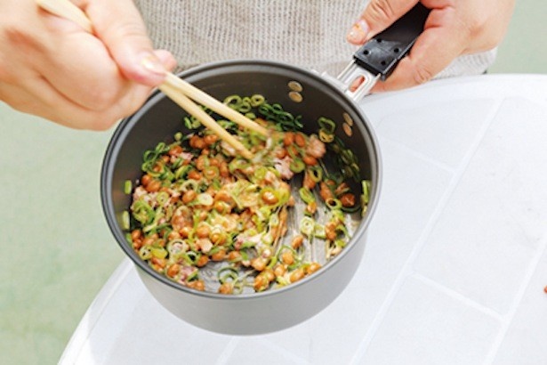 湯きりした麺を具と混ぜ合わせて完成！
