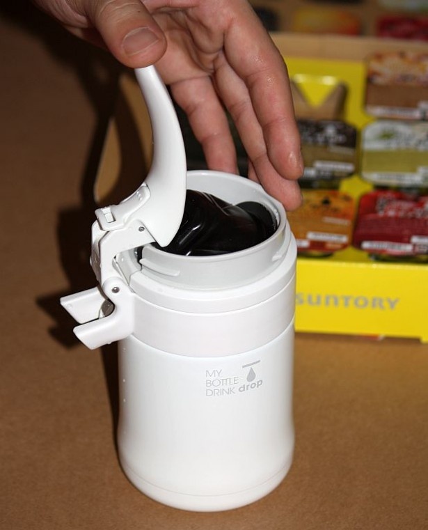【写真を見る】全12種類の「dropポーション」を使って楽しめるマイボトルドリンク「drop」