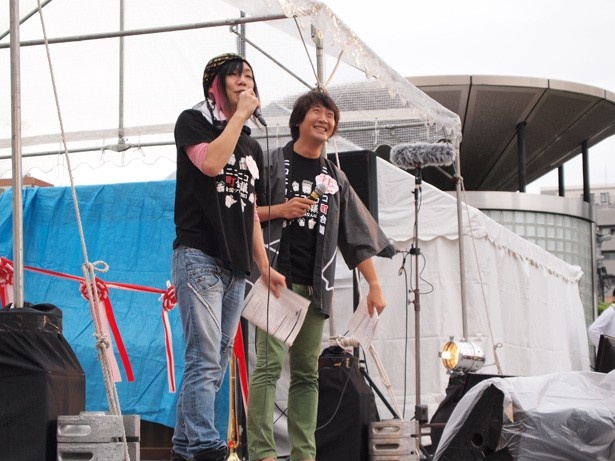 オープニングには百花繚乱（左）と杉本社長（右）がMCを
