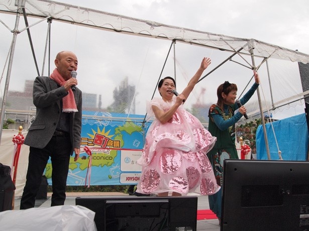 左から吉本芸人の坂田利夫さん、今いくよ・くるよさんも出演