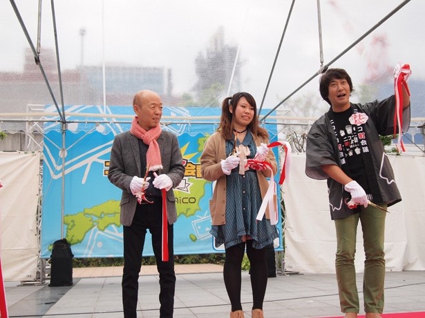テープカットには大阪でのニコニコ町会議を心待ちにしていたユーザーも参加