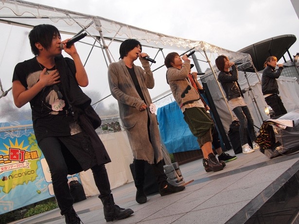 メイン会場で行われた歌ってみたではGeroさん（右）と√5（左5名）が出演し大盛り上がり