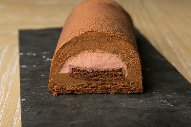 スイス製のチョコを使用したムースの中にはフランボワーズムースが入り、カカオの香りと甘酸っぱさのバランスが絶妙